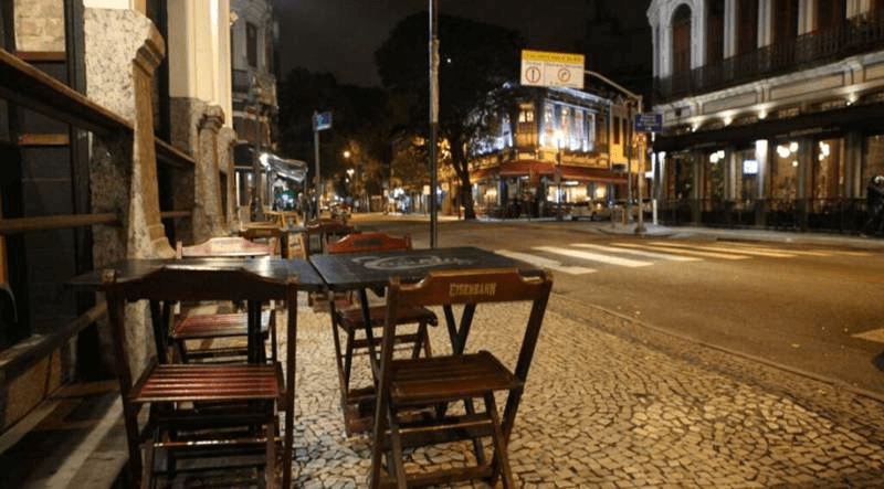 Estruturas colocadas por bares e restaurantes em calçadas do Rio têm causado polêmica entre moradores