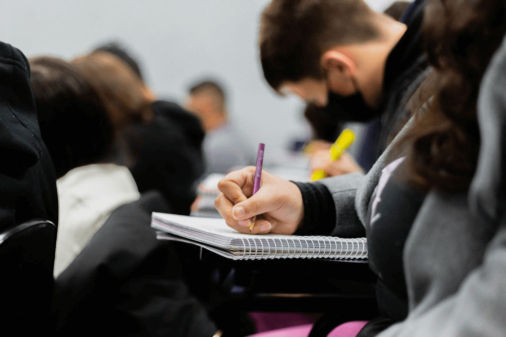 IPCA: preços sobem 0,83% em fevereiro, com reajuste anual da educação País tem uma inflação acumulada de 4,50% em 12 meses. Grupo de Educação teve alta de 4,98% e impacto de 0,29 ponto percentual no índice geral.